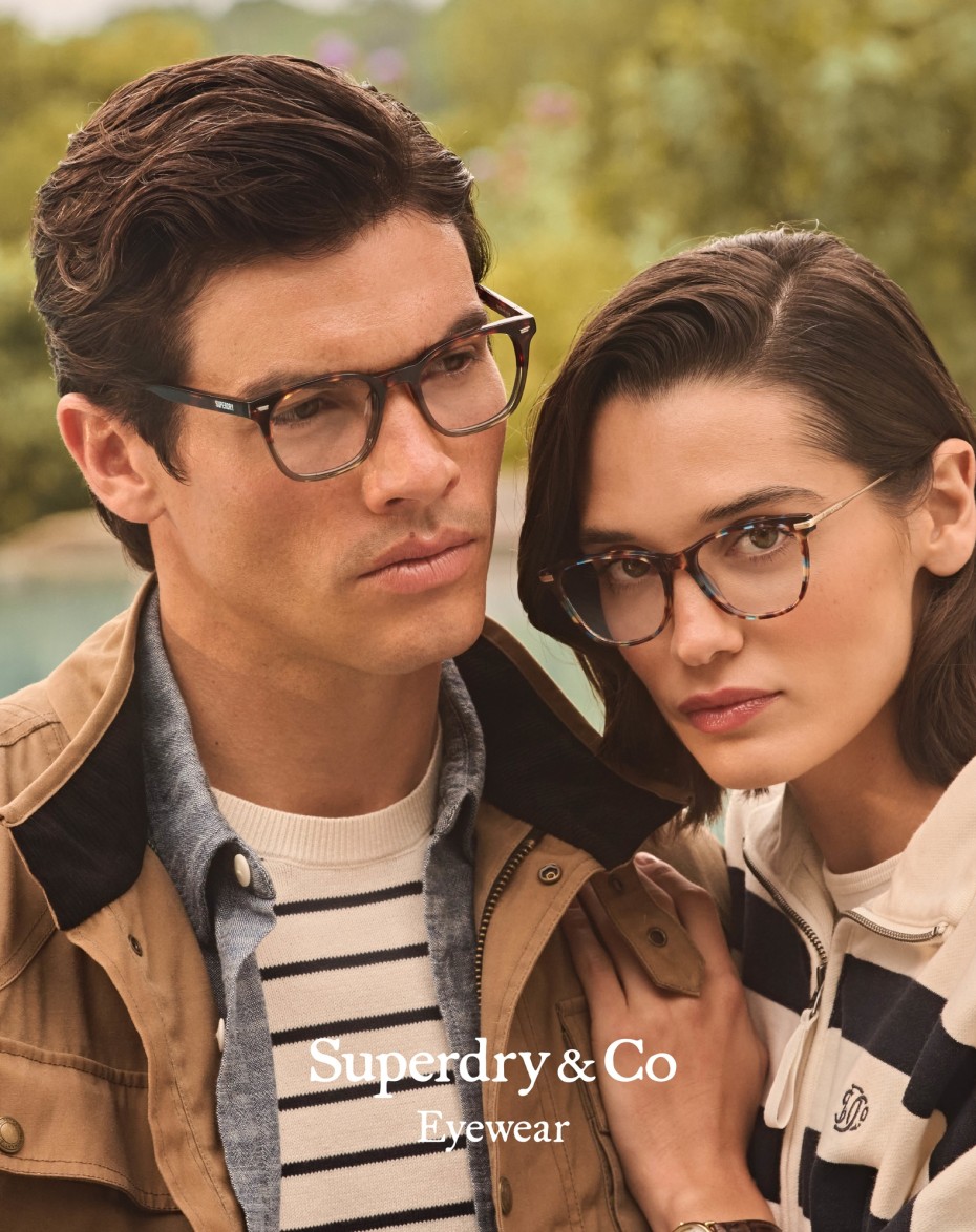 Superdry: Mann mit Brille und Frau mit Brille