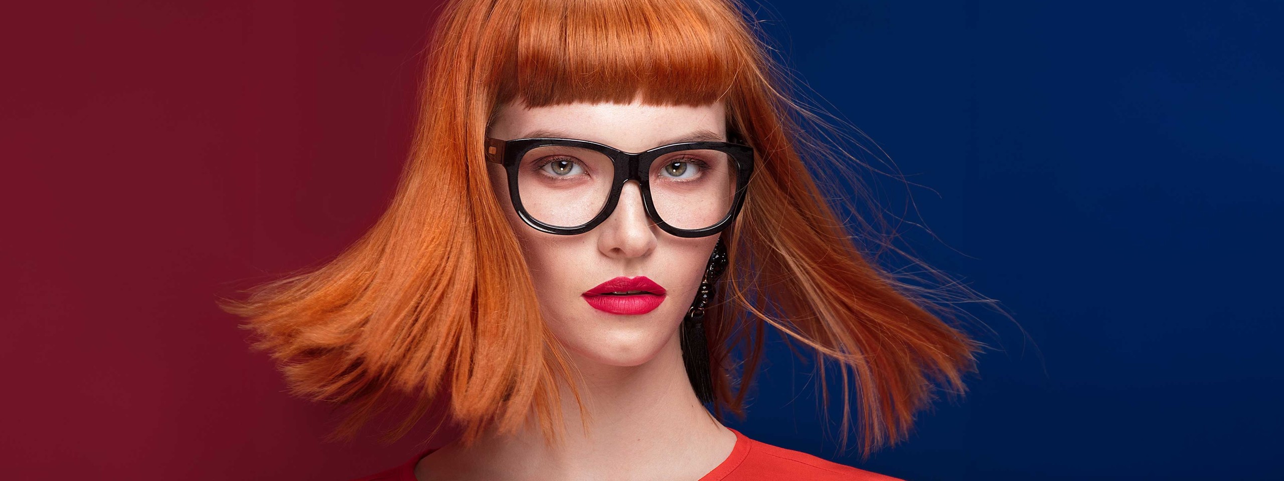 Brillenmode: Frau mit schwarzer Brille